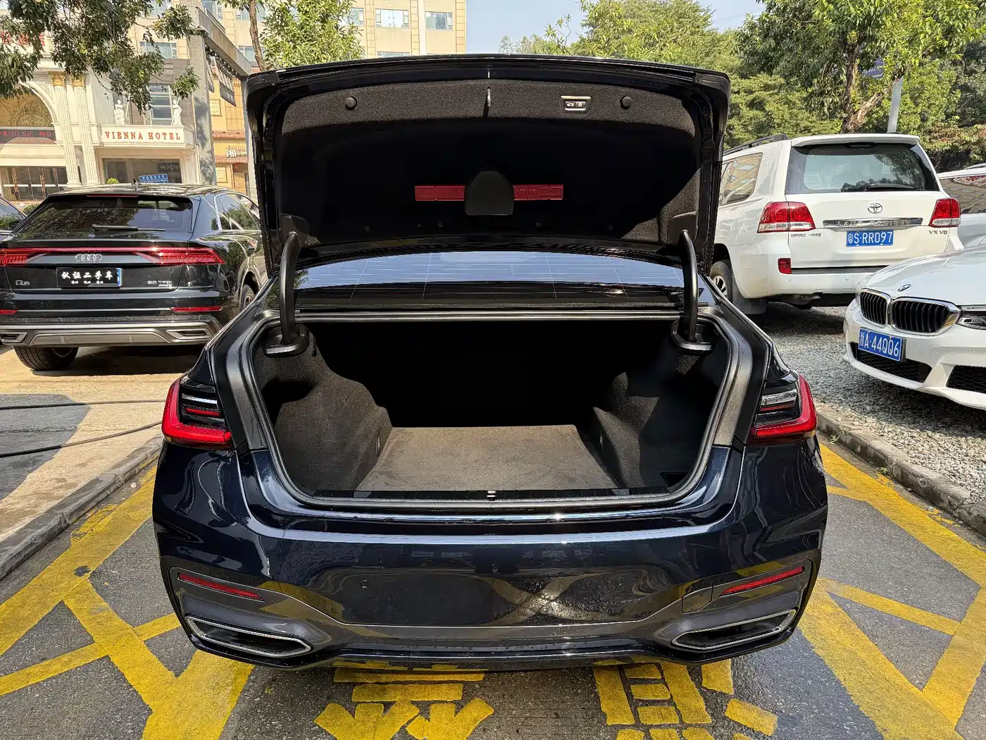 BMW 7 Series 2021 Model 740Li Leading M Sport Package фото 19