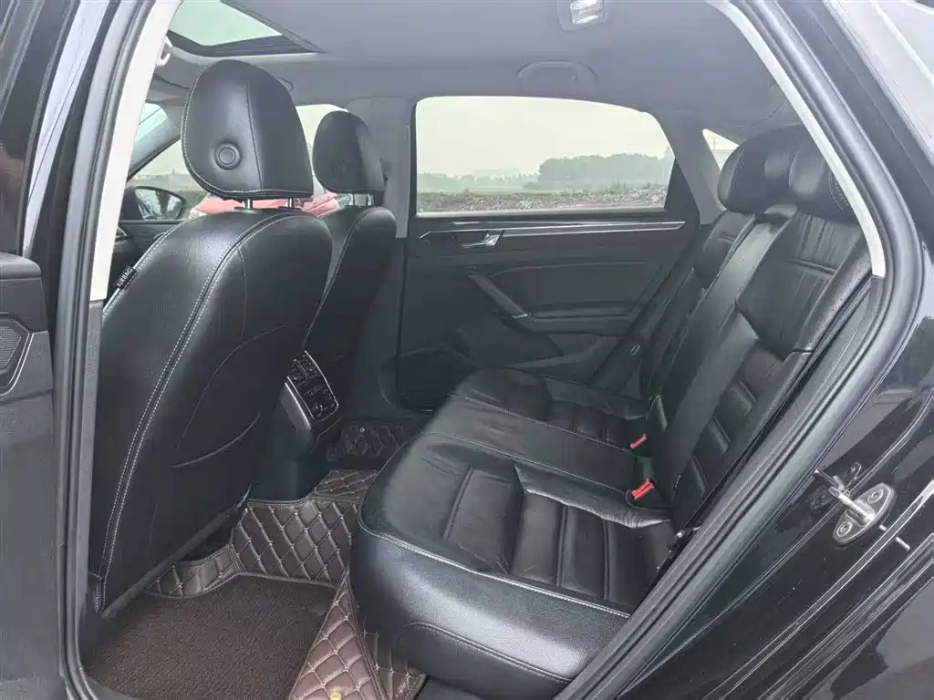 Volkswagen Passat 2017 330TSI DSG Luxury фото 10