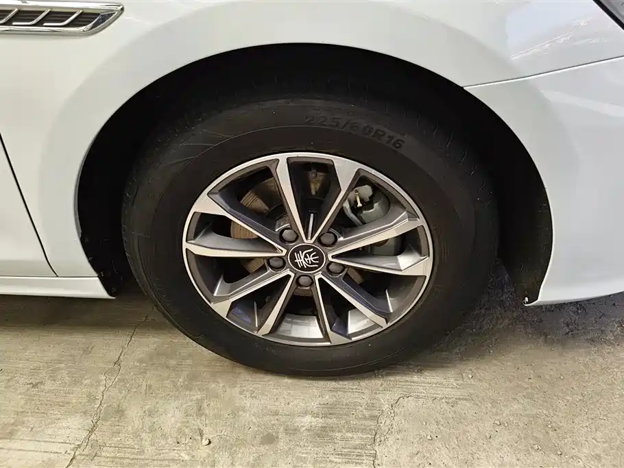 BYD Qin PLUS 2024 Glory Edition DM-i 55KM Leading фото 6