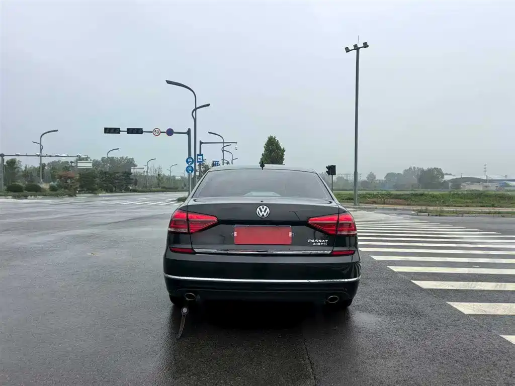 Volkswagen Passat 2017 330TSI DSG Luxury фото 6