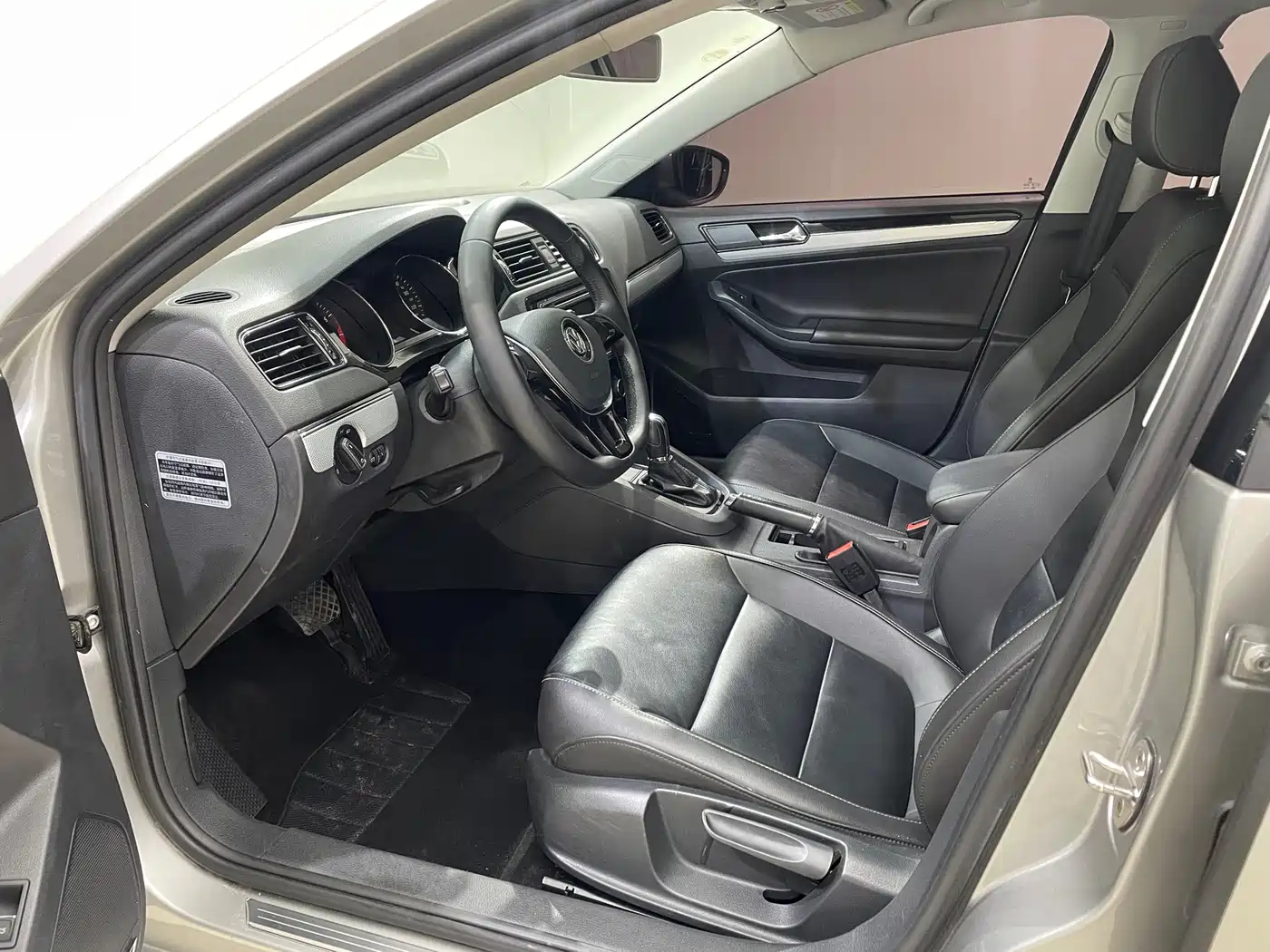 Volkswagen Sagitar 2015 1.6L Automatic Comfort фото 11