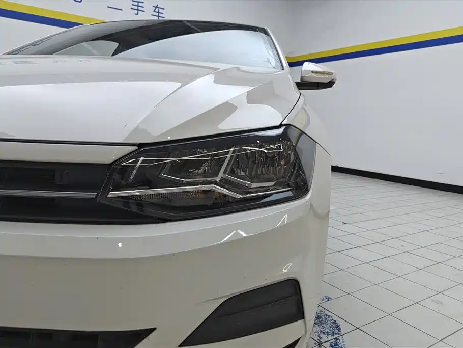 VOLKSWAGEN POLO