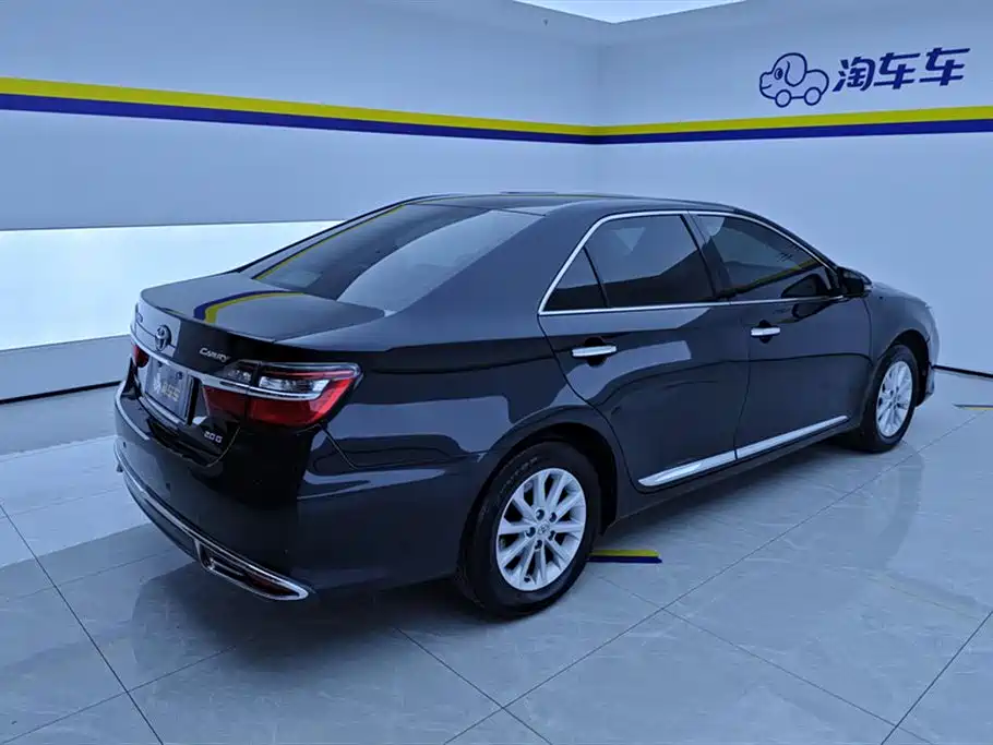 Toyota Camry 2016 2.0G 10th Anniversary Leading Edition фото 3