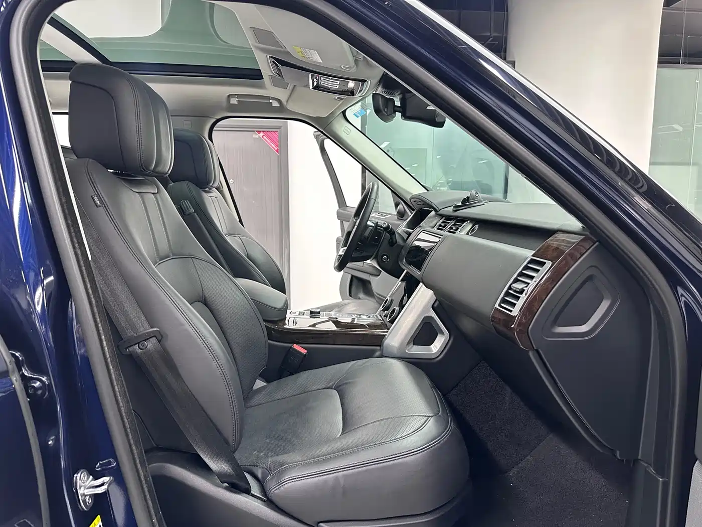 Land Rover Range Rover 2020 3.0 L6 Heritage Extended Edition фото 12
