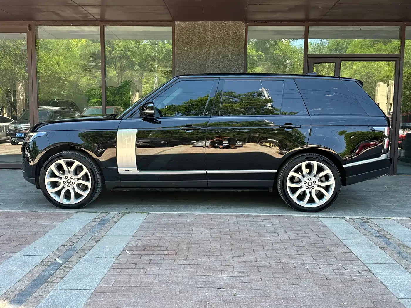 Land Rover Range Rover 2022 3.0 L6 400PS Heritage Extended Classic Edition фото 5