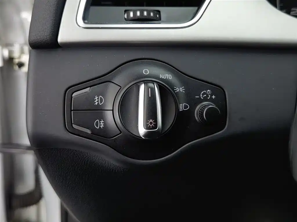 Audi A4L 2010 2.0 TFSI Technology фото 21