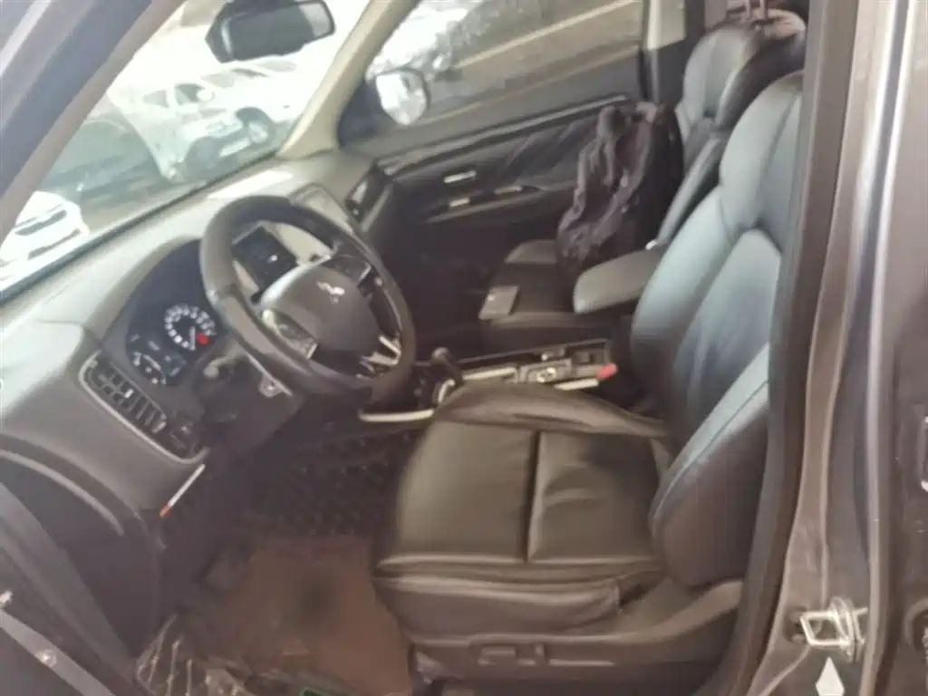 MITSUBISHI OUTLANDER