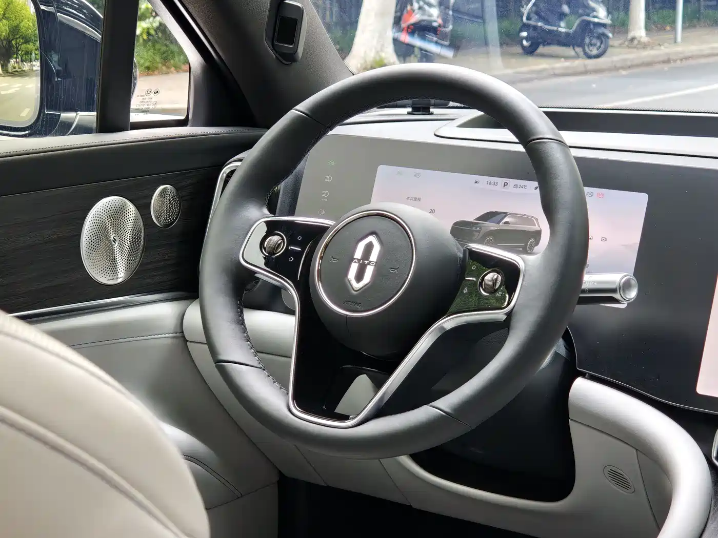 AITO Wenjie AITO M9 2024 Extended Range Ultra 42kWh 6-Seater фото 7