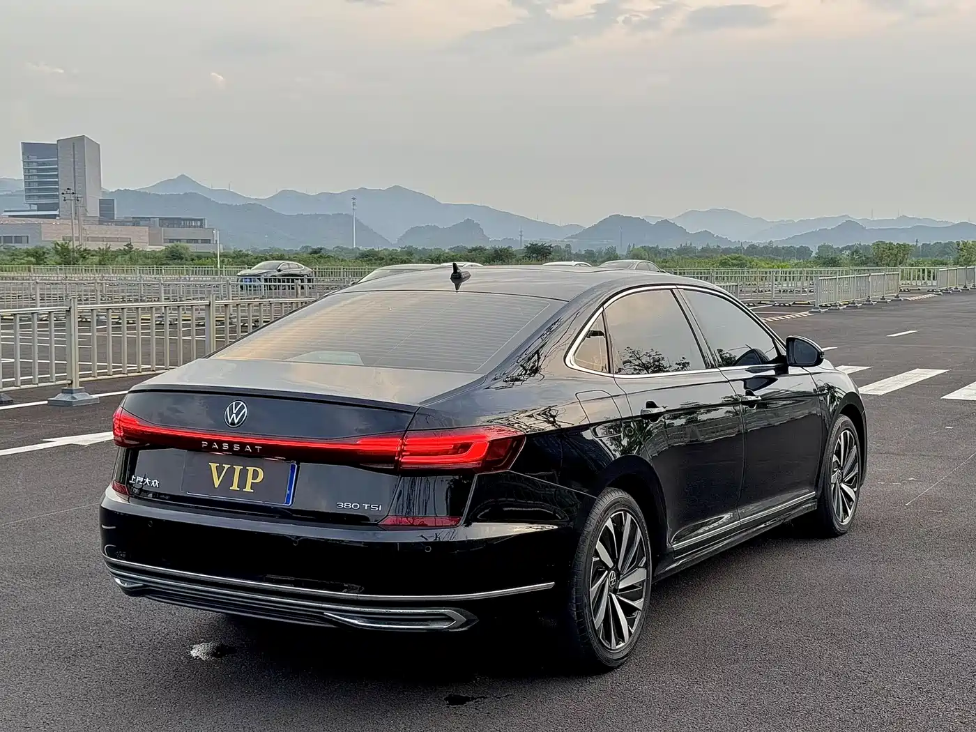 Volkswagen Passat 2023 330TSI Elite Edition фото 7