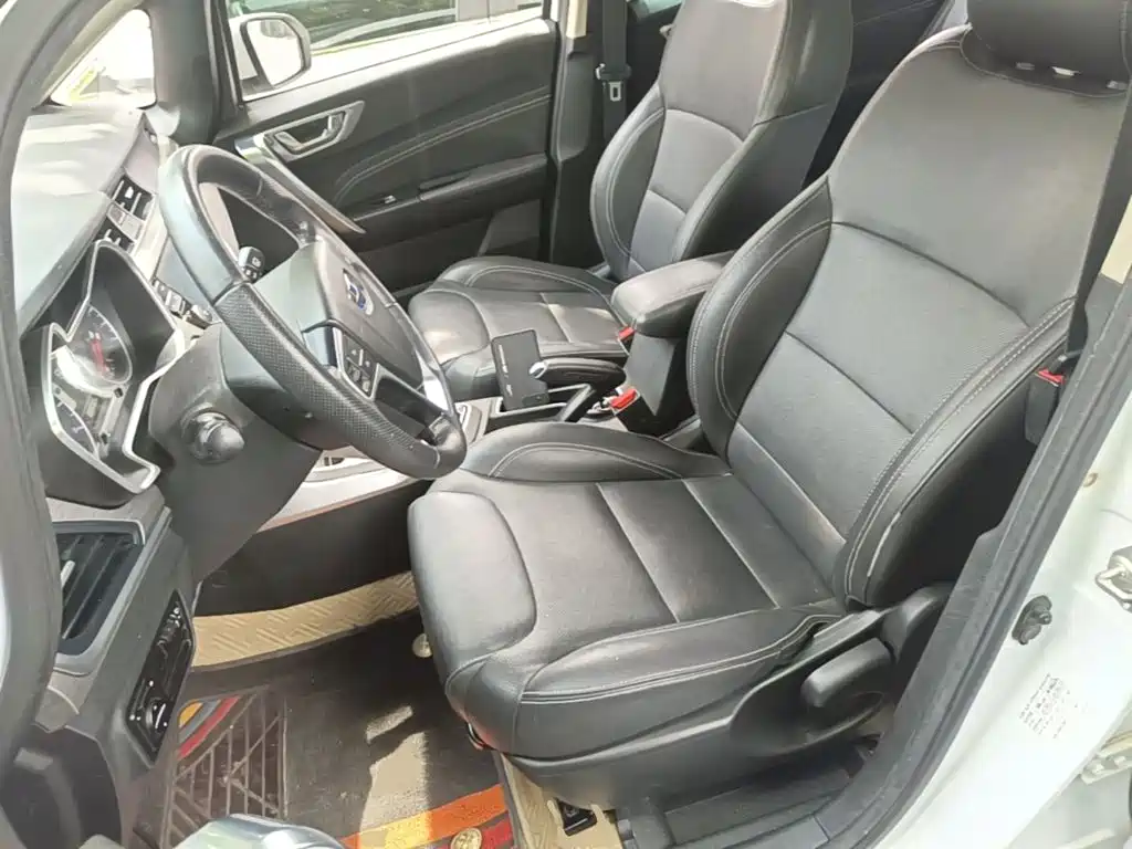 Фото 11 - Geely Vision X3