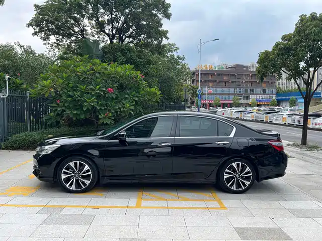 Honda Accord 2016 Hybrid 2.0L Premium Edition — фото 4