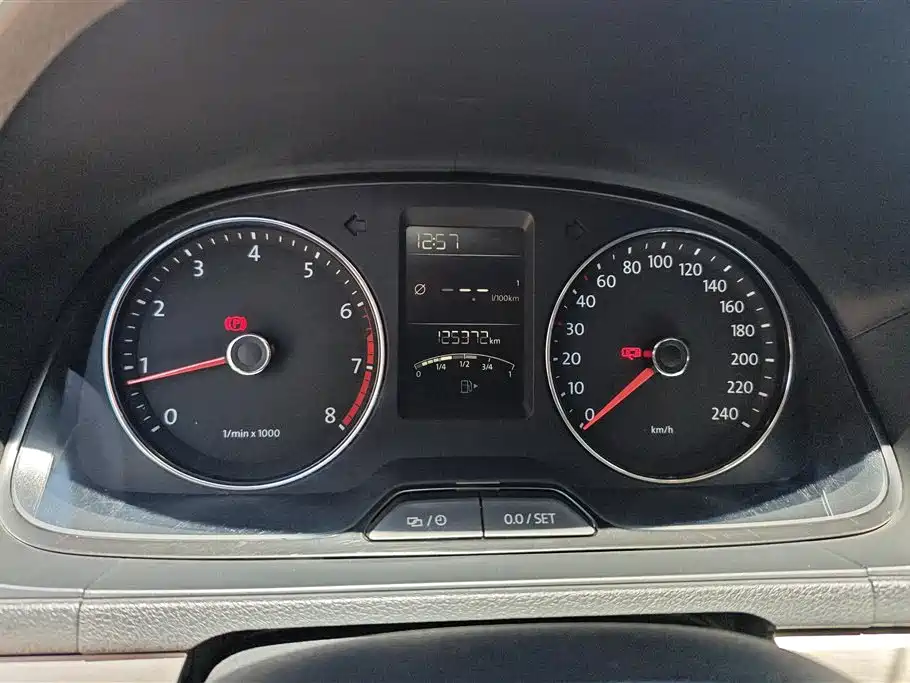 Volkswagen Lavida 2013 Facelift Classic 1.6L Manual Comfort фото 14