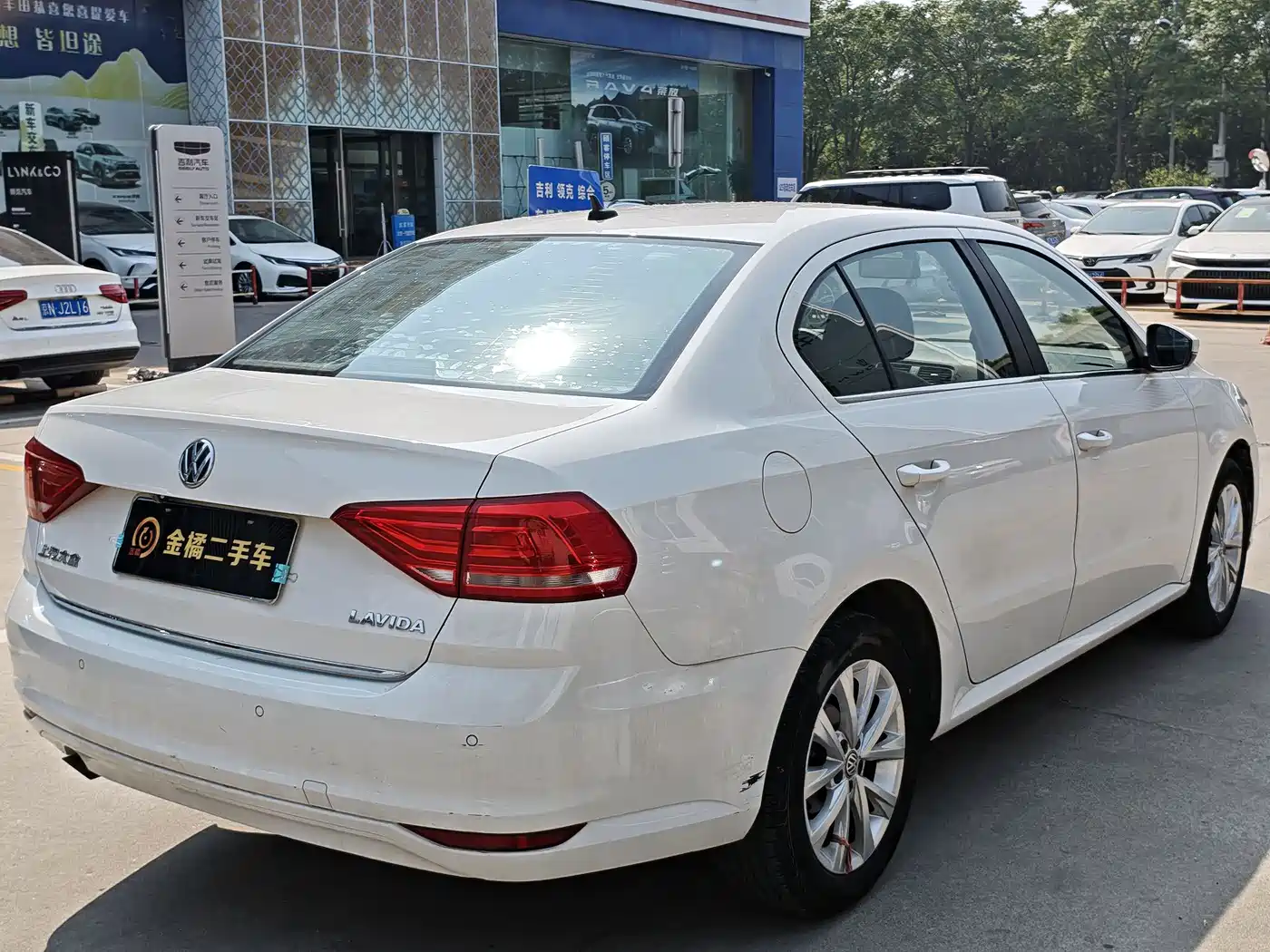 Volkswagen Lavida 2017 1.6L Automatic Comfort Edition фото 3