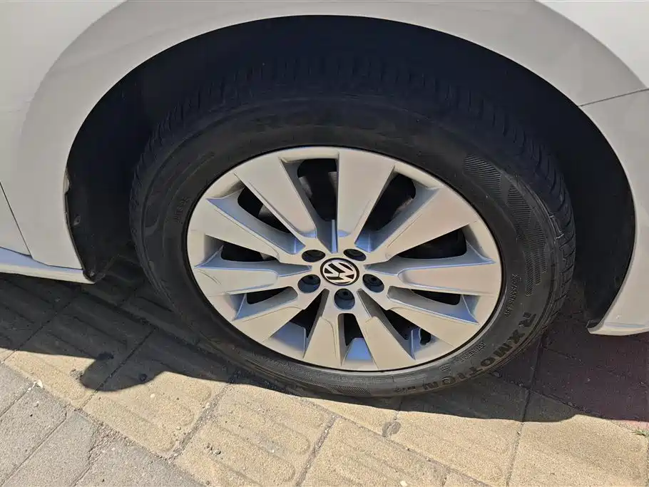 Volkswagen Lavida 2013 Facelift Classic 1.6L Manual Comfort фото 6