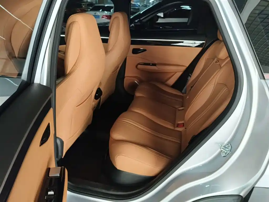 Geely Galaxy Galaxy L7 2025 EM-i 115km Explorer+ Edition фото 17