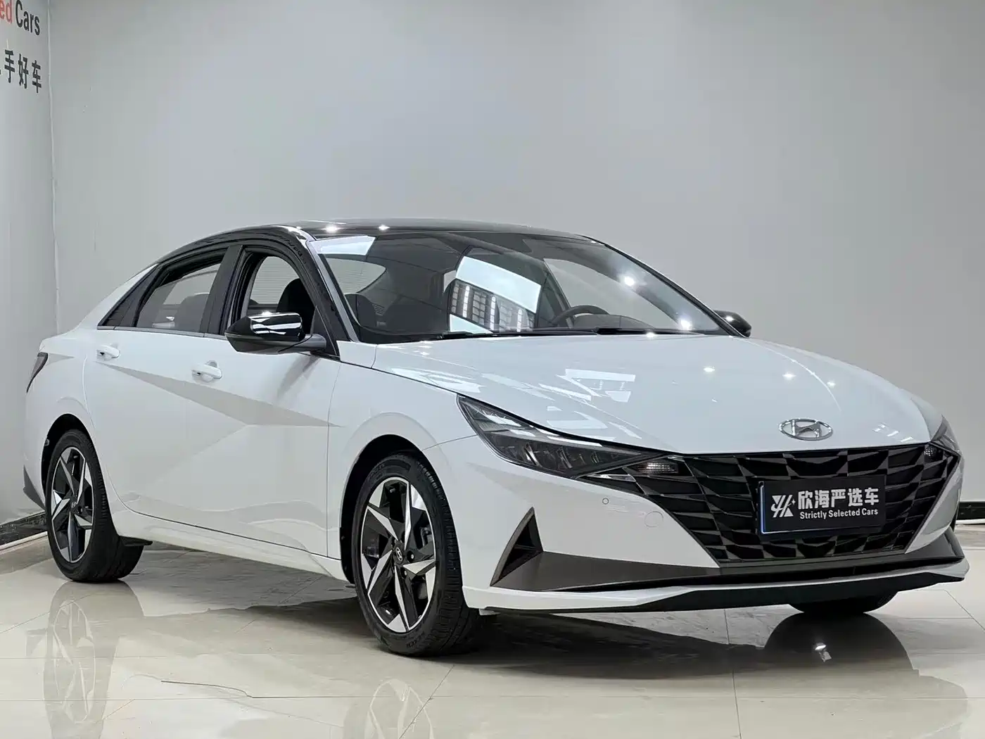 Hyundai Elantra 2022 1.5L CVT LUX Premium Edition фото 3