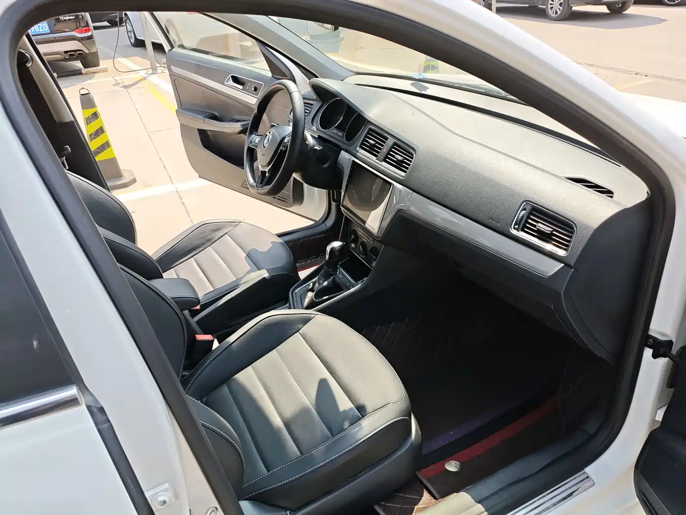 Volkswagen Lavida 2017 1.6L Automatic Comfort Edition фото 13