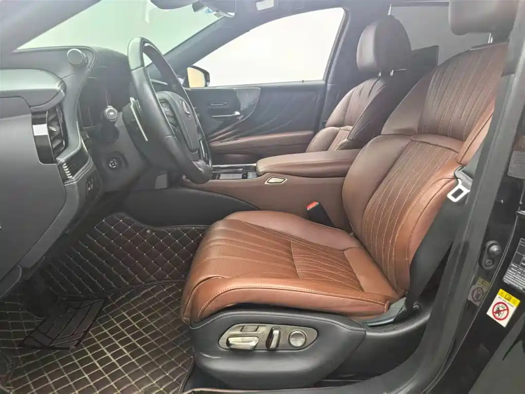Lexus LS 2018 500h Executive Edition China V фото 14