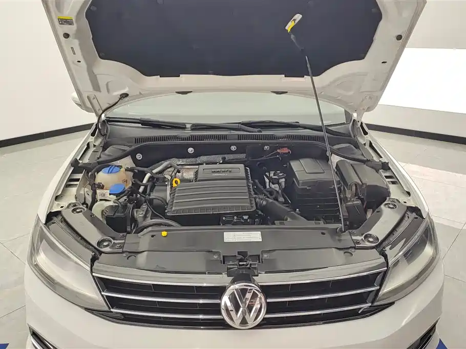 Volkswagen Sagitar 2015 1.6L Automatic Comfort фото 10