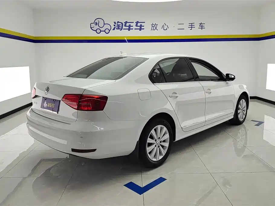 Volkswagen Sagitar 2015 1.6L Automatic Comfort фото 3