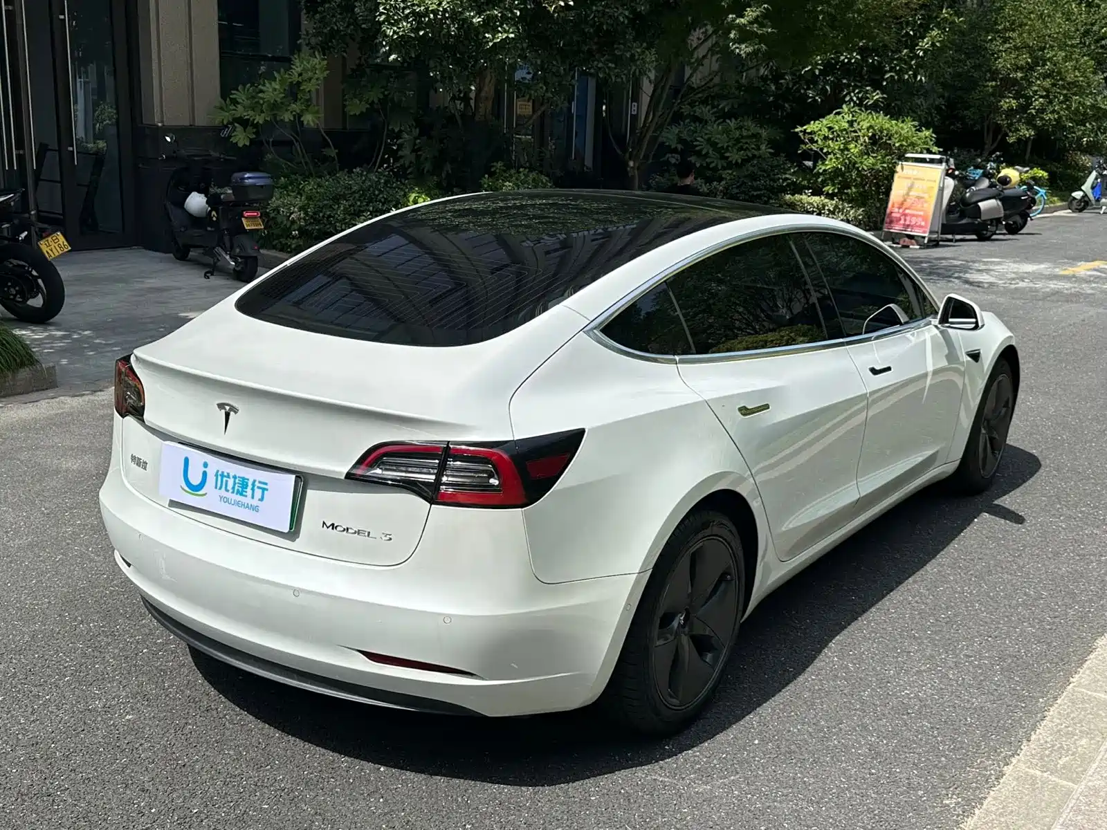 Фото 4 - Tesla Model 3