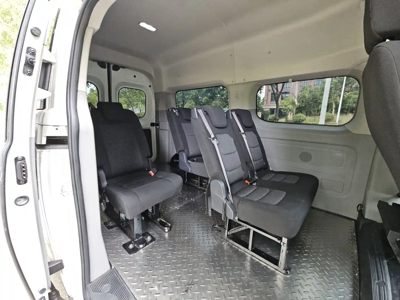 SAIC Maxus Xintu V70 2023 Model 2.0T Elite Edition Automatic Long Wheelbase Medium Roof 6/7-Seater фото 9