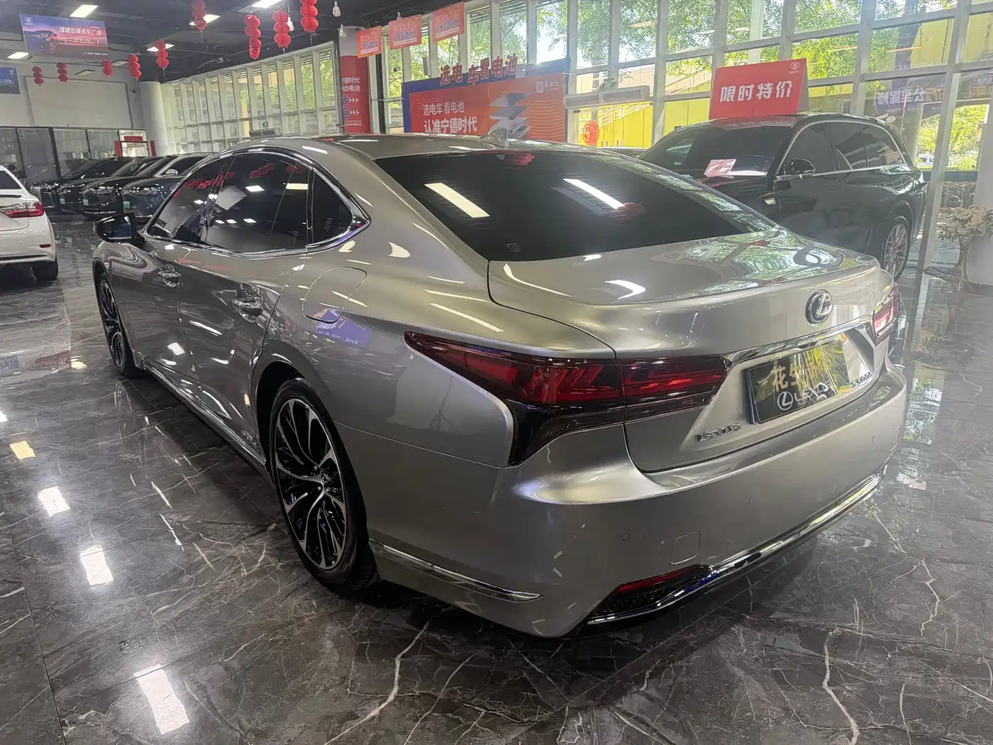 Lexus LS 2021 500h Executive Edition фото 12