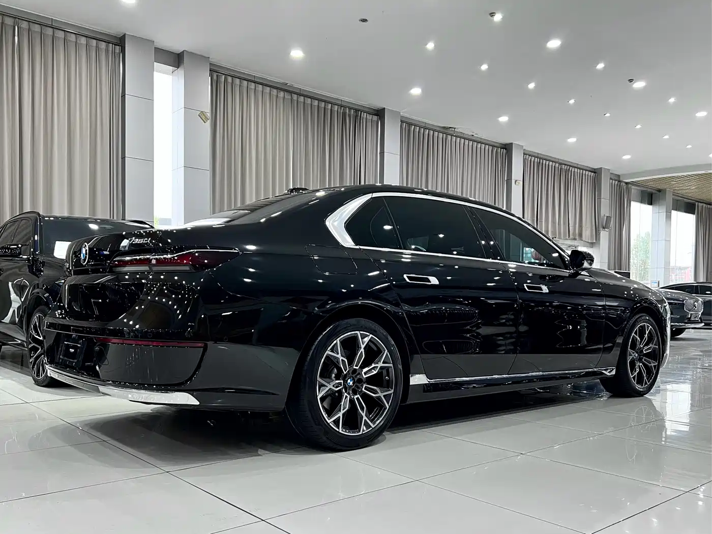 BMW 7 Series 2023 Model 735Li Luxury Package фото 4