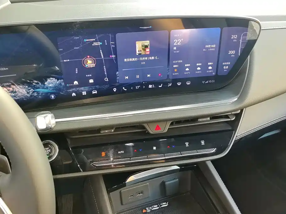 Photo 13 - Buick Envision S