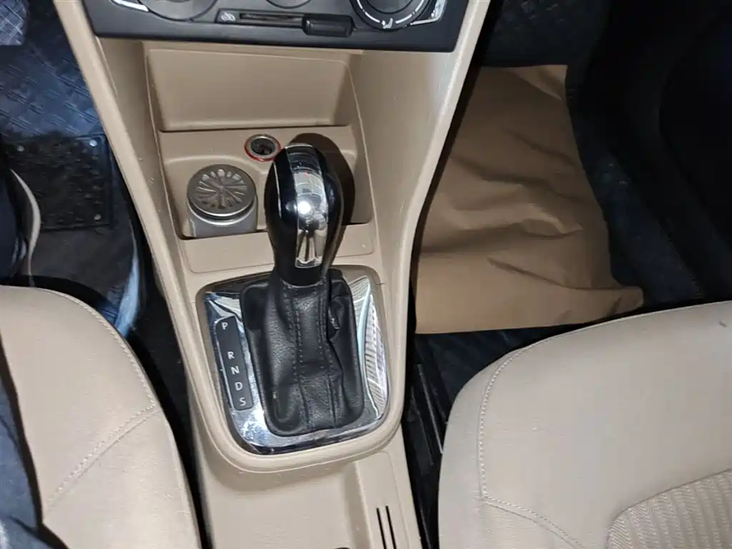 Volkswagen Jetta 2015 1.6L Auto Comfort фото 14