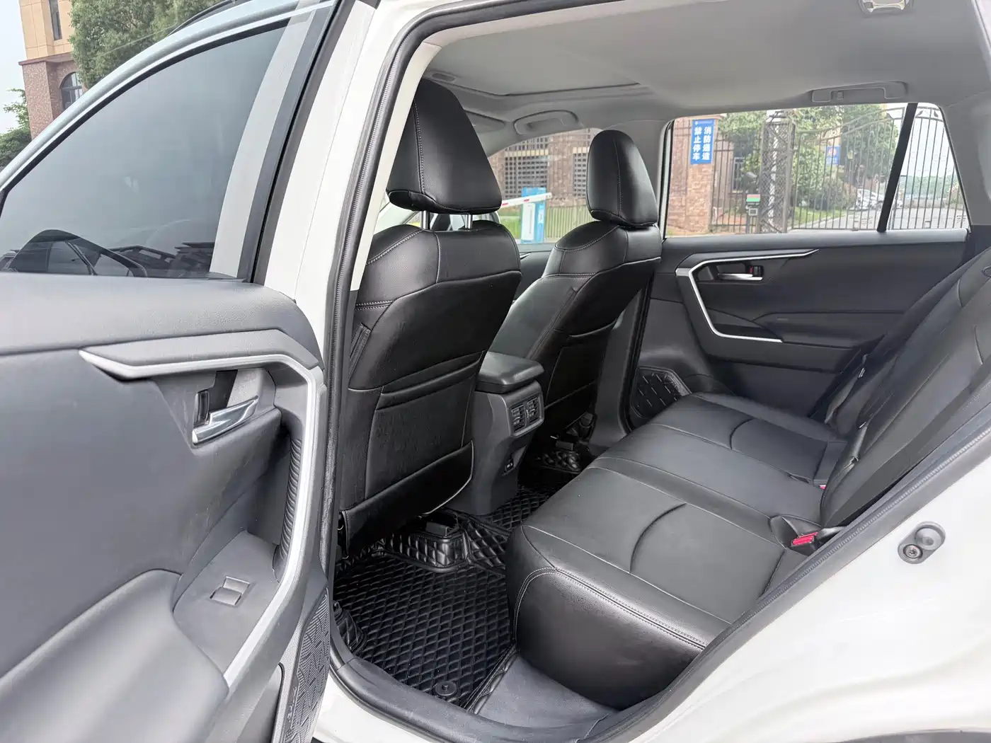 Toyota RAV4 Rongfang 2023 2.0L CVT 2WD Fashion Edition фото 7