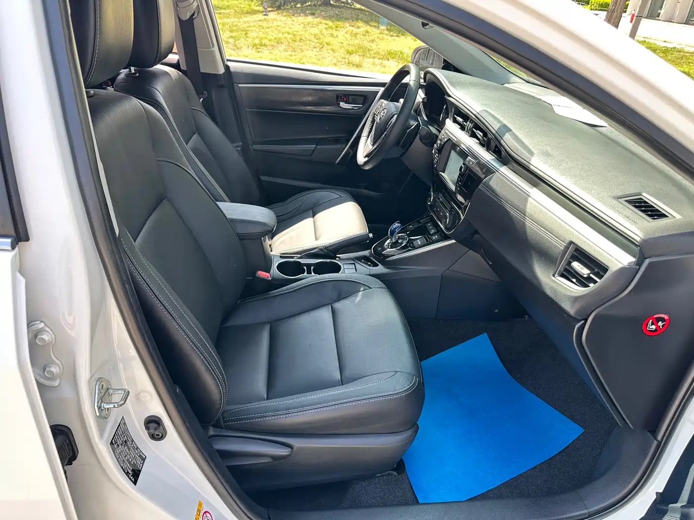 Toyota Corolla 2016 Hybrid 1.8L E-CVT Luxury Edition фото 9