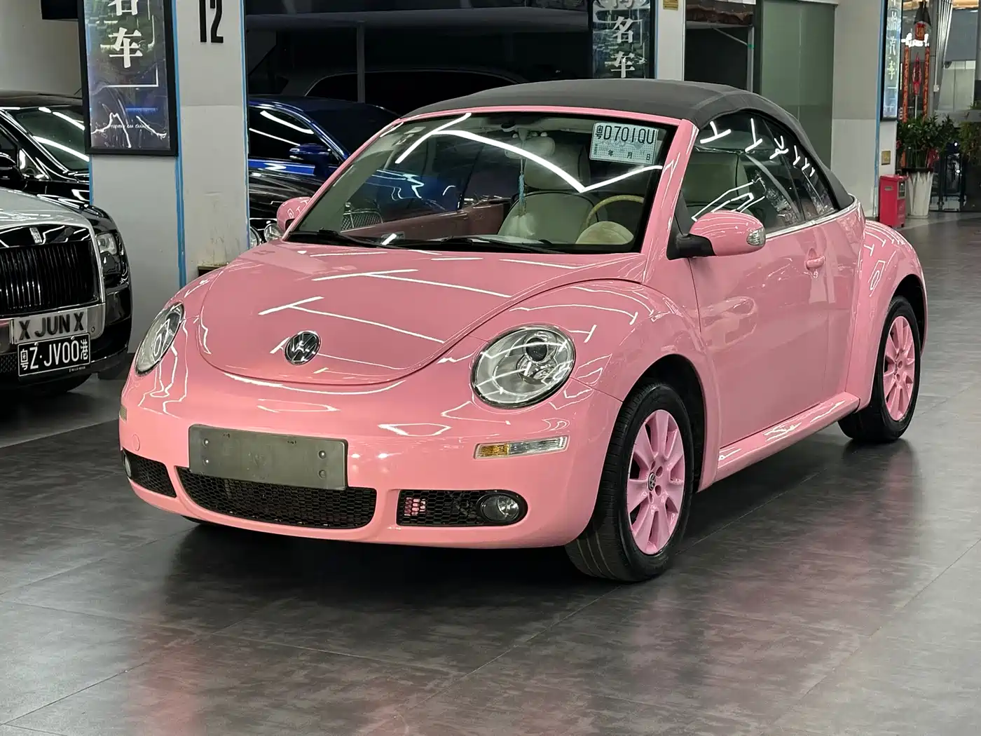 Volkswagen Beetle 2010 Model 2.0 BlackOrange Convertible Luxury Edition фото 2