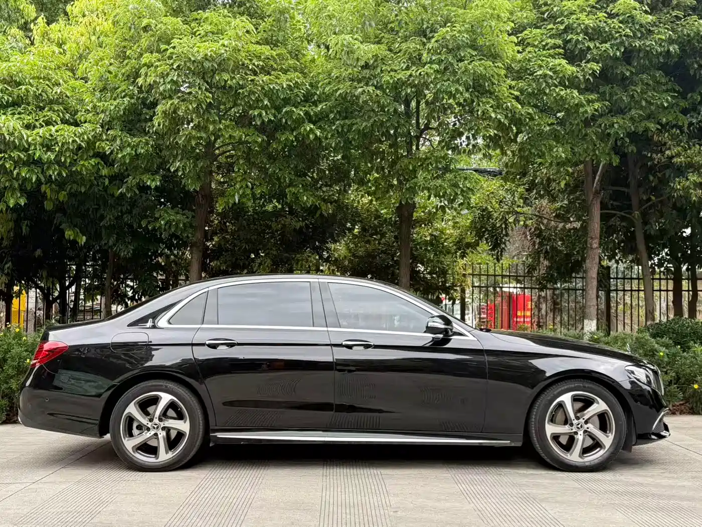 Mercedes-Benz E-Class 2017 E 300 L Luxury фото 40