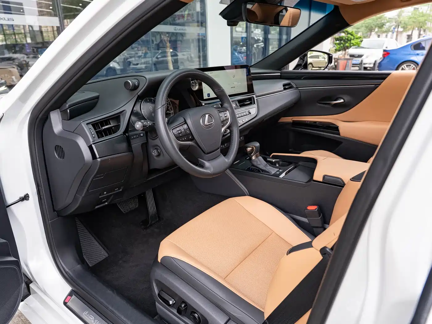 Lexus ES 2022 300h Ultimate Edition фото 9