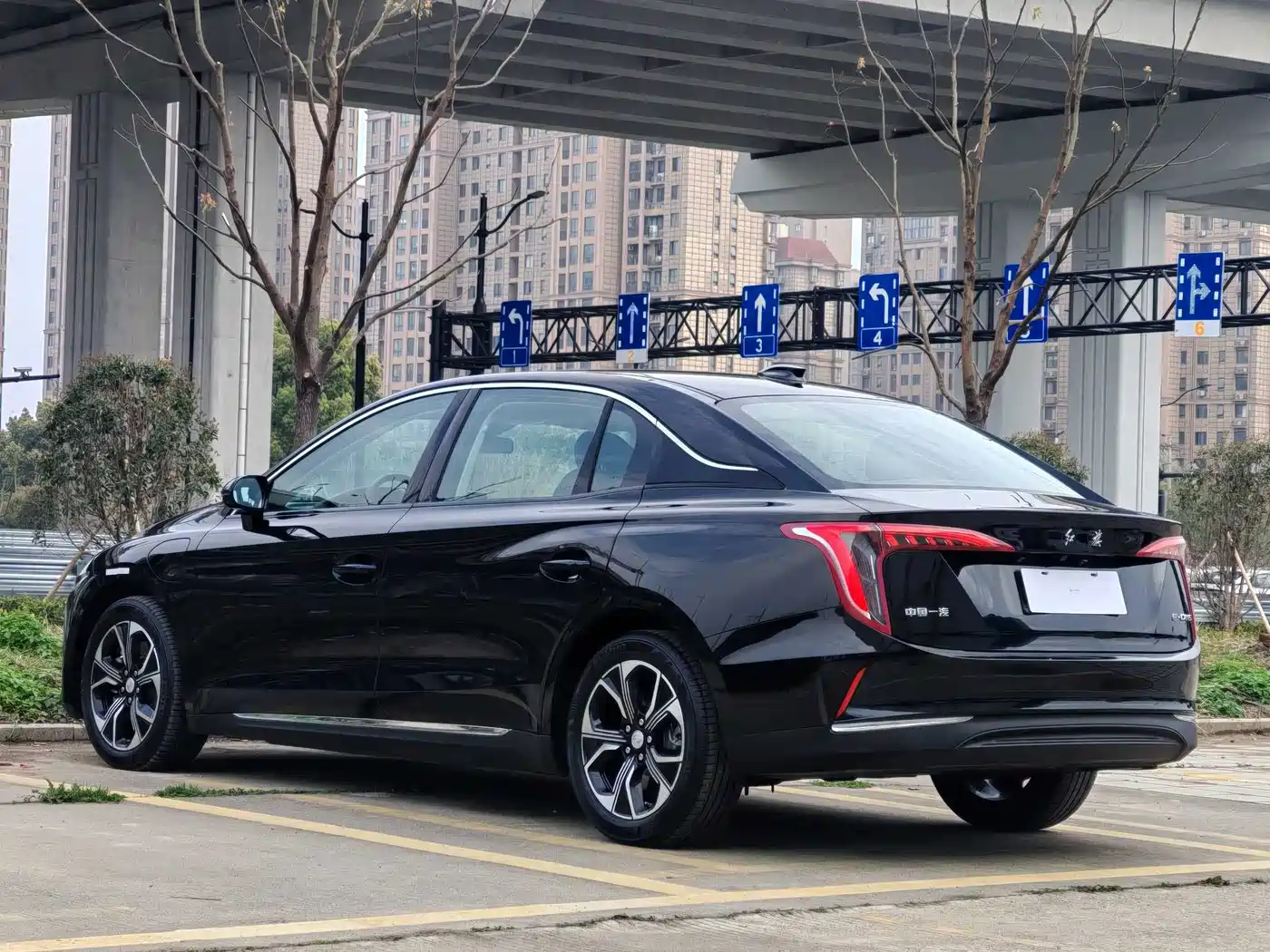 Hongqi E-QM5 2023 Facelift Basic Travel Edition фото 6