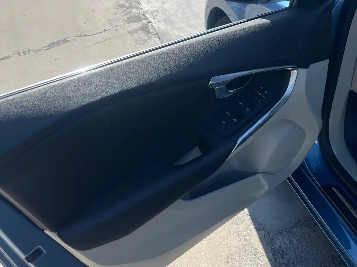 Фото 23 - Volvo V40