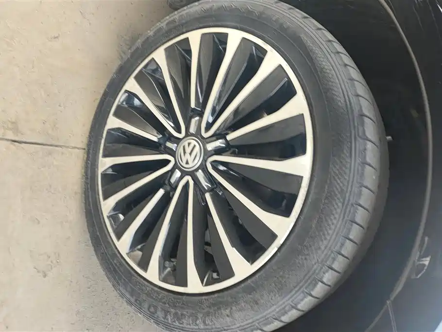 Volkswagen Passat 2017 330TSI DSG Luxury фото 6