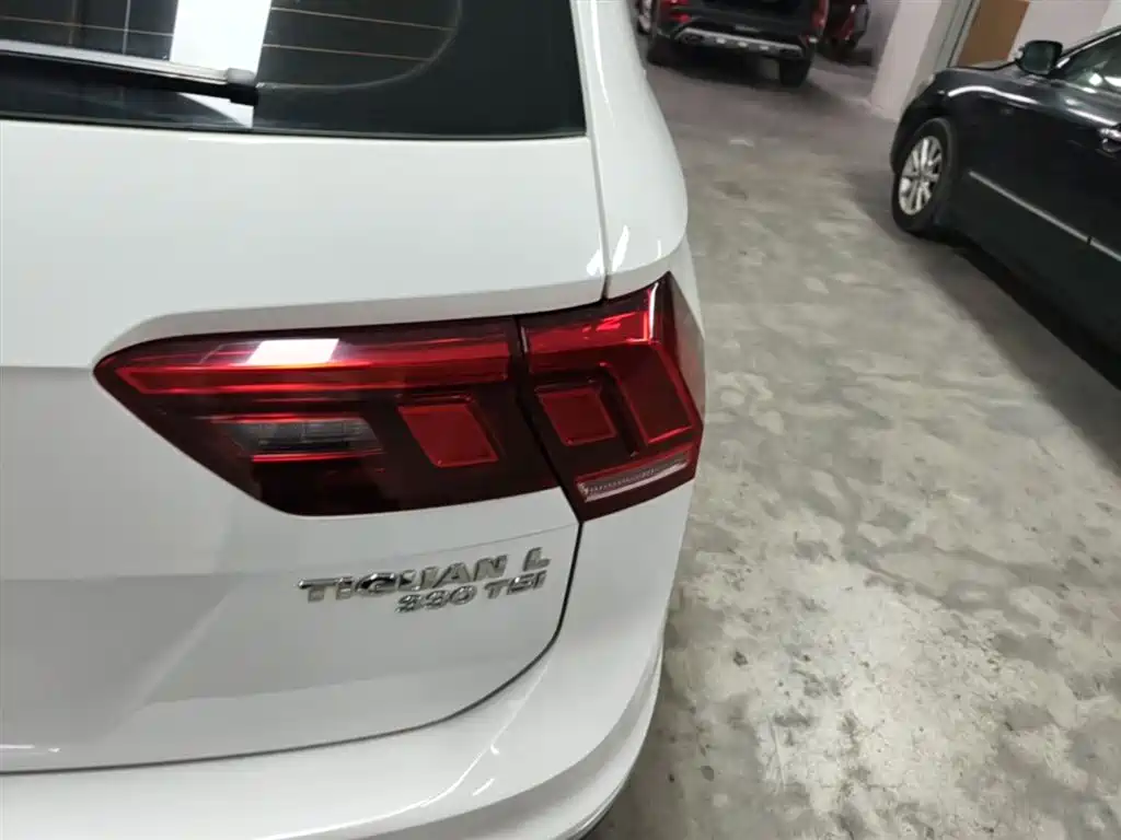 Volkswagen Tiguan L 2018 330TSI Automatic 2WD Luxury Edition фото 8
