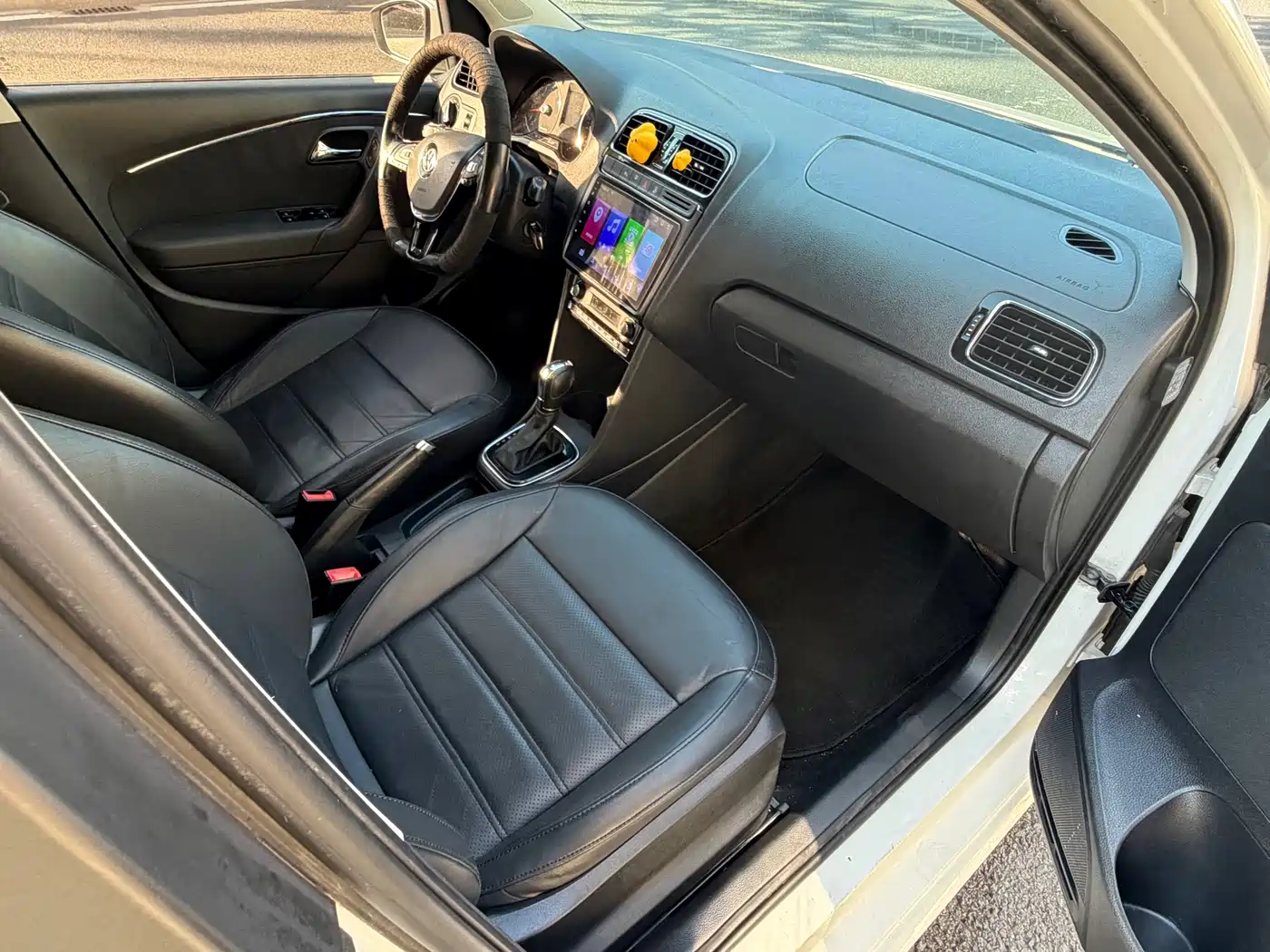 Volkswagen Polo 2014 1.6L Automatic Luxury Edition фото 18