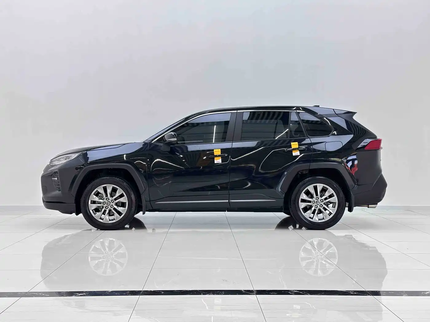 Toyota Wildlander 2023 2.0L CVT FWD LE фото 6