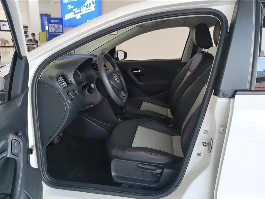 Volkswagen Polo 2016 1.4L Automatic Trend фото 9