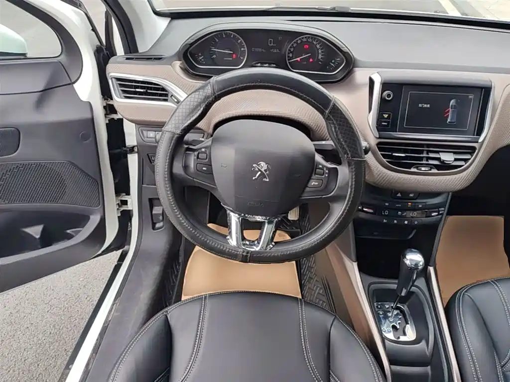 Peugeot 2008 2014 1.6L Automatic Fashion Edition фото 11