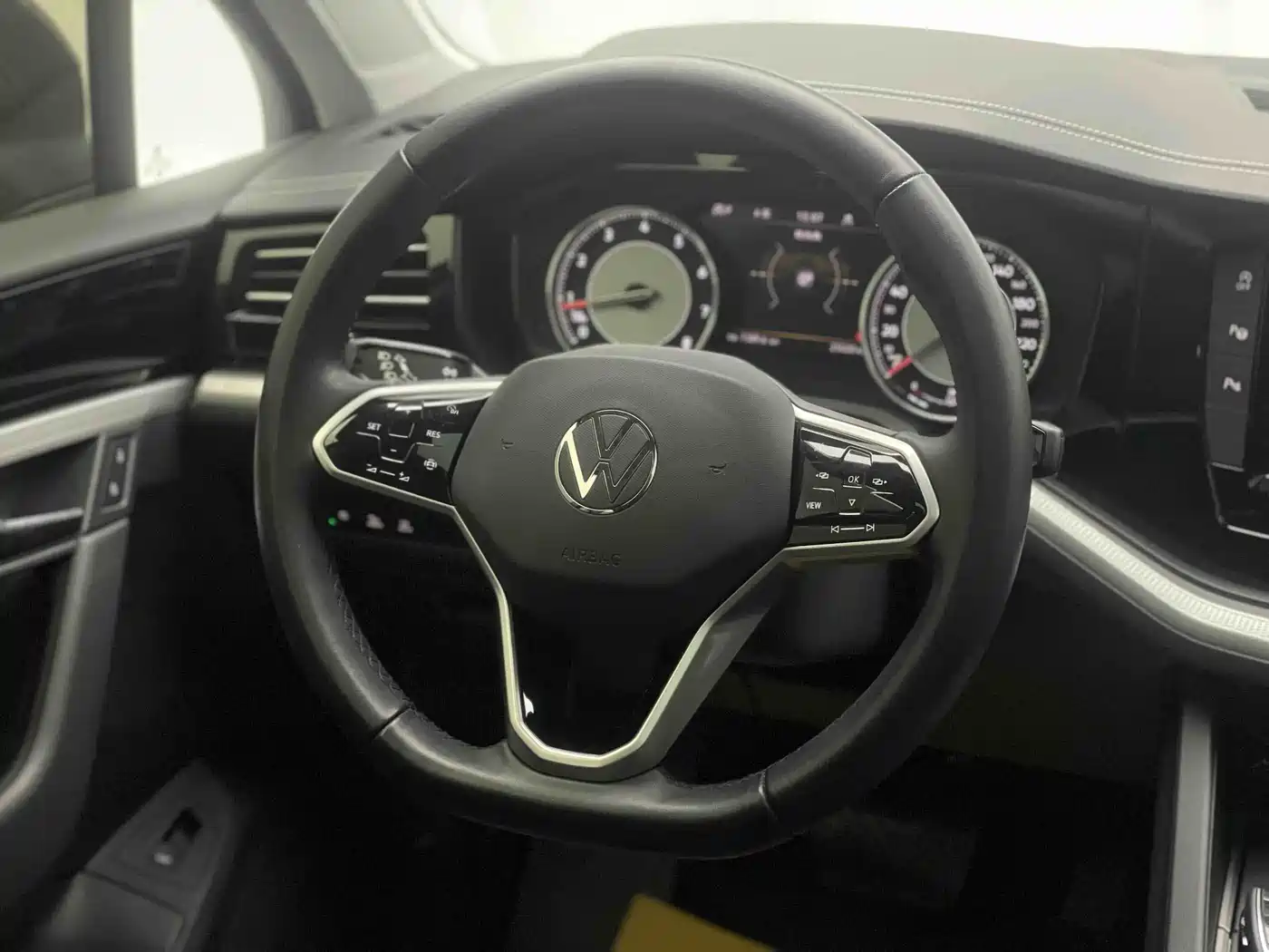 Volkswagen Touareg 2021 2.0TSI Pilot Special Edition фото 17