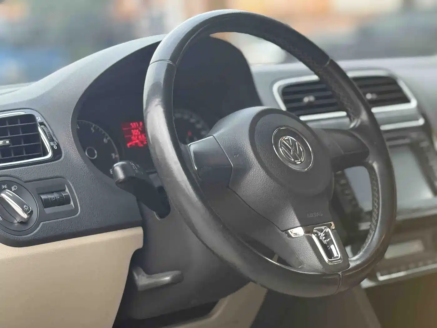 Volkswagen Polo 2011 1.6L Automatic Cool Edition фото 11