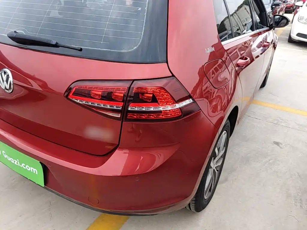 Photo 8 - Volkswagen Golf