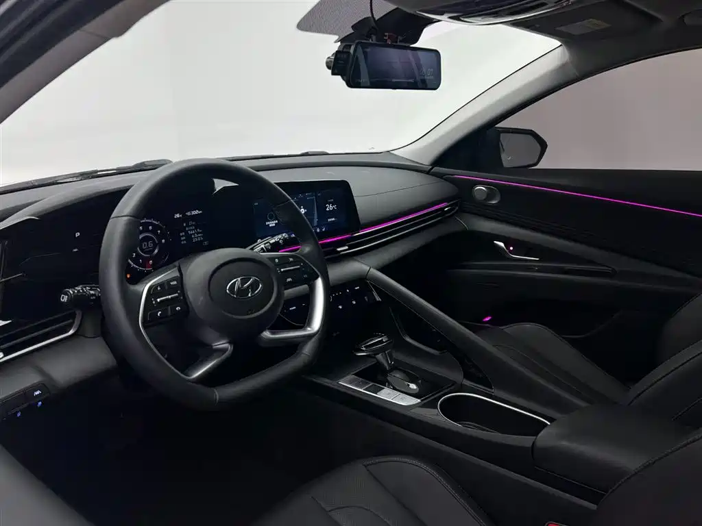 Hyundai Elantra 2022 1.5L CVT LUX Premium Edition фото 15