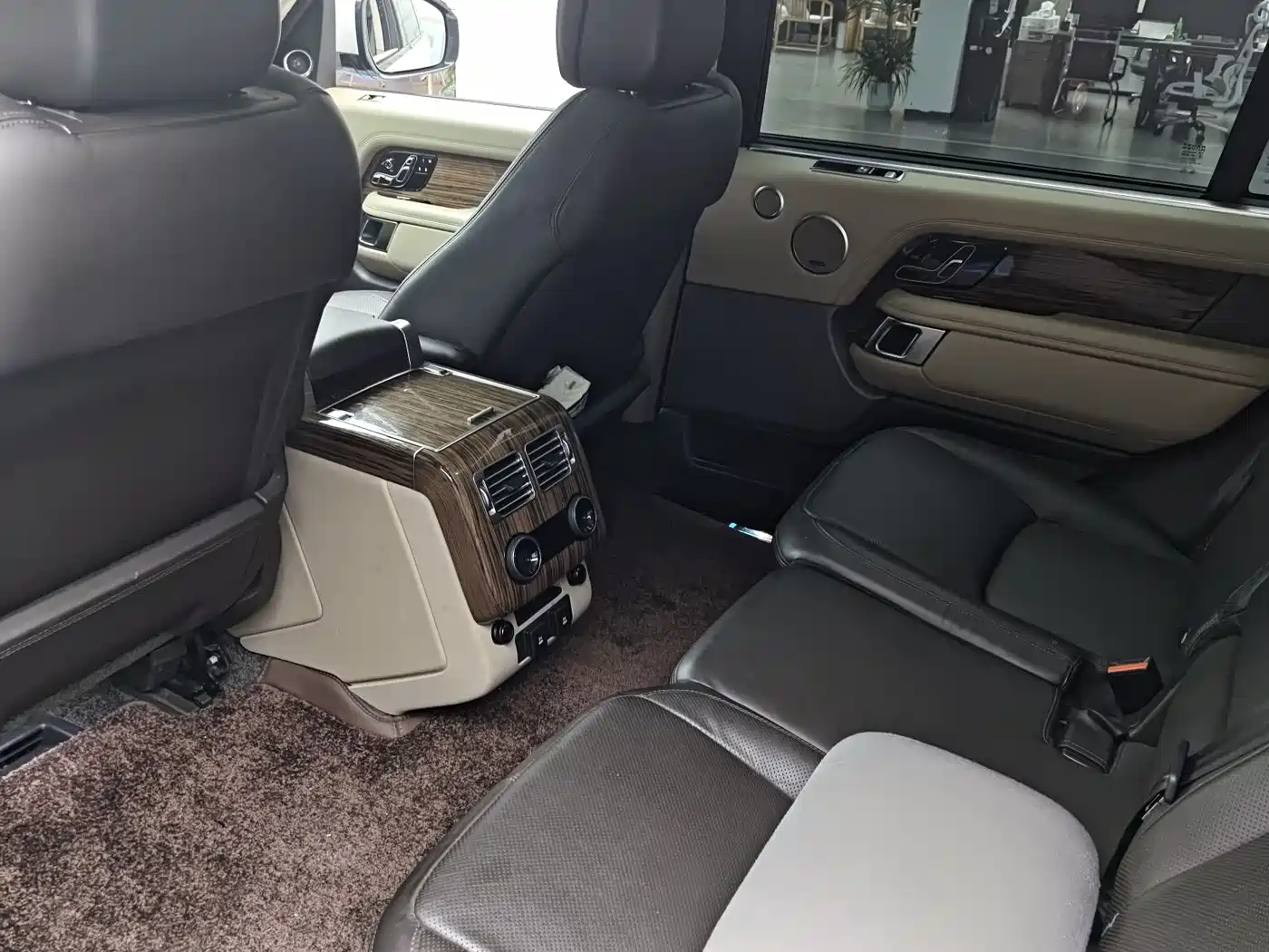 Land Rover Range Rover 2018 3.0 SC V6 Vogue SE Genesis Extended Edition фото 11