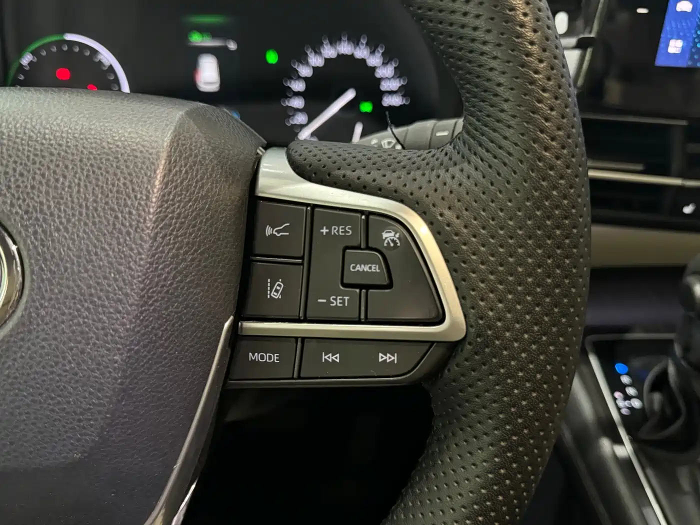 Toyota Granvia 2023 2.5L Hybrid VIP Edition фото 16