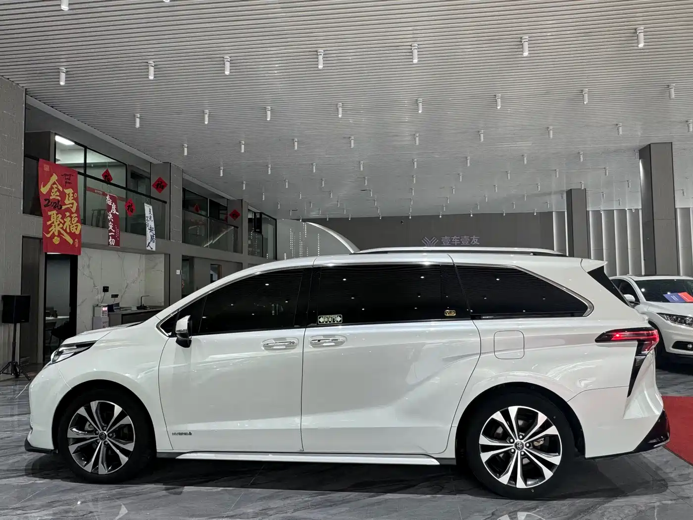 Toyota Granvia 2023 2.5L Hybrid VIP Edition фото 29